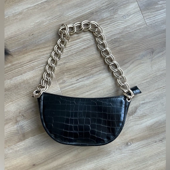Black small shoulder purse from Zara! Looking to sell because I’m moving - Picture 1 of 2